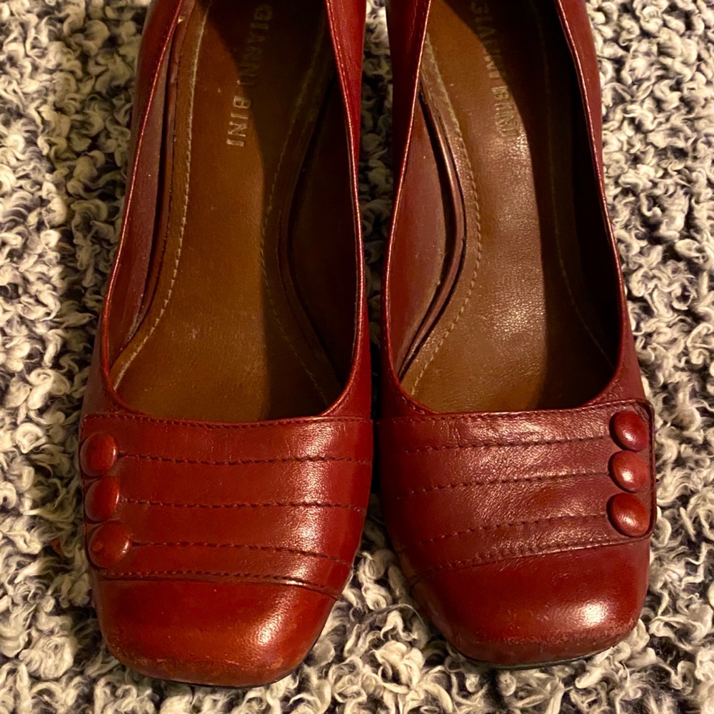 Gianni Bini burgundy  leather button heels 9
